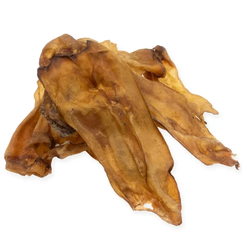 Naturalny gryzak dla psa suszone uszy kozie marki 4DOGS na białym tle.